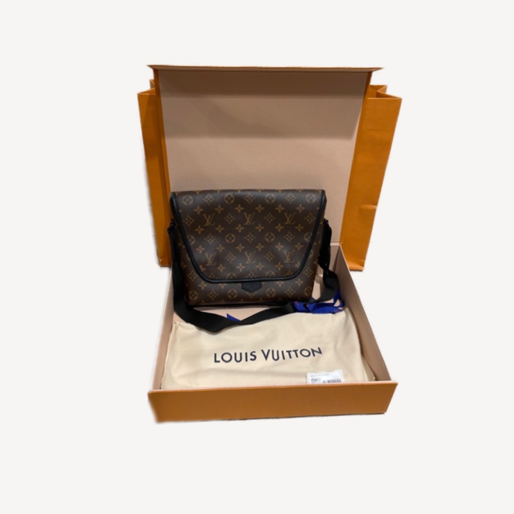 Authentic Louis Vuitton Magnetic Messenger M45557